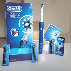 Brosse à dent PRO électronique et avec batterie – ORAL-B PRO-2 2000N -BRAUN. Et des poils obliques pour nettoyer...