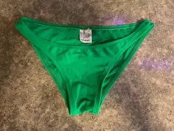 Beautiful kelly green color, excellent condition, just wrinkled.
