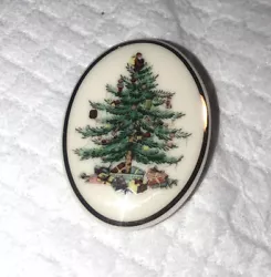 A classic little brooch. Festive and in excellent shape. Spode Christmas Brooch Retired. Condition is 