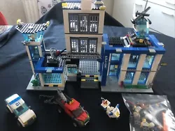 Lego Ref 60047Commissariat de police avec véhicules (complet) - 2014Marque : LEGOThème : CityGenre : Commissariat de...