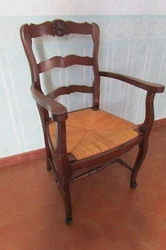 Fauteuil paillé. Bon état général et très stable. Profondeur : 43 cm. L : 54 cm, entre accoudoirs : 42 cm.