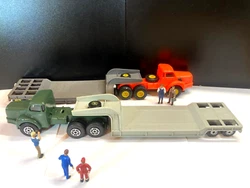 La roue de secours subsiste sur la remorque, disparait sur le tracteur. Cette version est rare, surtout en bon état,...