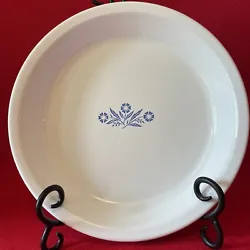 This vintage blue cornflower Corning Ware pie plate is a beautiful addition to any kitchen. The round shape and 10-inch...