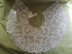 Petit col brodé main sur un fond de tulle sous robe.