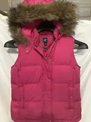 GAP Down Puffer Vest Removable Hood & Faux Fur Collar Womens Size M Pink.