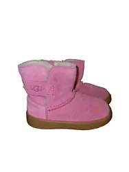 These UGG boots are the perfect addition to your little ones winter wardrobe. The pink suede and shearling style give...