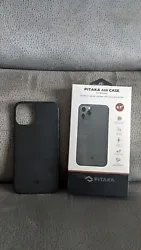 Coque Smartphone pour iPhone 12 Pro Max carbone Pitaka. La coque est en très bon état sauf le coin de la dernière...