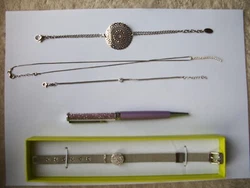 Photos en plus sur simple demande. 1 stylo SWAROVSKI.