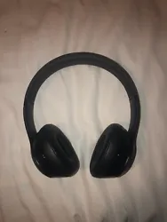 Authentic Beats Solo3 Wireless! Normal wear but still in excellent condition. The back of the start/stop button on the...