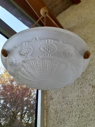 Lustre en verre moulé art déco.