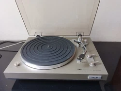 Platine vinyle hifi AKAI AP-100C. Overhang: 15mm. Effective length: 220mm. Tonearm: Static balanced type with inside...