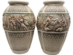 Ces magnifiques vases antique sont un véritable trésor pour tout amateur dart et de design.
