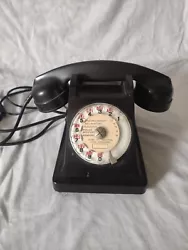 Téléphone ancien en bakélite noire .. le téléphone n a pas été testé mais il était en fonction chez ses...
