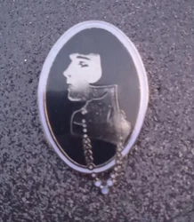 1 PIN S Bonne État. Avec attache