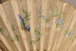 Nice antique fan, around 1900. The setting is in sculpted and openwork material. This one has two antique repairs and...