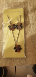 bijoux fantaisie femme. Magnifique parrure en résine sur le thème des fleurs. Compris boucles d oreilles et collier....