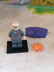 Lego Officiel  Socle non fourni sert juste à présenter la figurine Vendu comme sur les photos de lannonce en ligne...