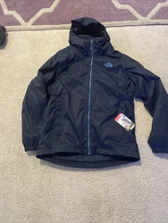 Elevate your winter wardrobe with this stylish and functional The North Face Quest Insulated Jacket Hoodie. Perfect for...