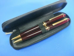 Létui nest pas dorigine, les stylos sont en bon état.