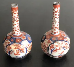 2 vases bouteilles en porcelaine imari Japon ancien meiji. Un des deux Vase a été accidenté est réparé l’autre...