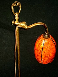 TULIPE VERRE TONS ORANGÈS LISERÈS NOIRS DANS LE STYLE DES VERRERIES LOETZ. PIED LAITON MONTE BAISSE ET ROTULE POUR...
