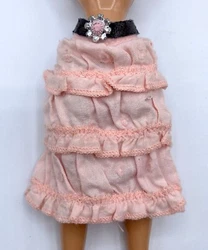 One bratz item. You get everything you see in the picture. These pieces are used. This is sold as is.