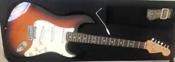 Guitare Fender Stratocaster USA Sunburst 1989 comme neuve. Restée dans sa caisse depuis 1999. Parfait état donc. Cest...