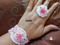 Bracelet fait en coton blanc au crochet avec perles de verre 4mm.