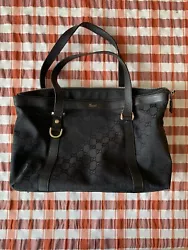 Gucci Sac Abbey noir. CARACTERISTIQUES :Matière : toile monogrammée et cuirCouleur : noirCoutures de la même...