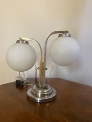 Lampe art-déco ancienne 1930 restaurée. Électrification refait prêt à poser. Largeur au plus grand 32cm.