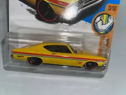 Hot Wheels - 1:64 Muscle Mania #263 69 Chevelle SS 396 3/10 Yellow Model Car.
