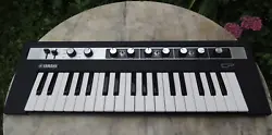A classic synth, With classic keyboards sounds. Type : piano électrique à tiges du début des années 70. Type :...