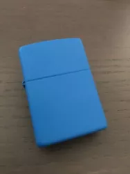 Zippo original dans sa boite. Original Zippo in its box. Condition: New.