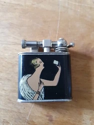 Briquet Ancien Type Dunhil Art Deco.  Bon état, non testé, juste un morceau du revêtement un peu déchiré, voir...