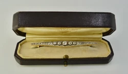 Hallmarks: 750/1000 gold, platinum 
