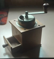 Petit Moulin à Cafe Ancien :  -Klingenthal - Logo gravé devant dans le bois - Base 11 x10,5 cm env.  -Tiroir bois. ...