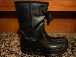 The color is BLACK. UGG® logo woven label on sockliner. Best for: Heavy rain. 10mm curly UGGplush™ 80% upcycled...