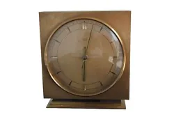 horloge en bronze doré et brossé style 1940 de Lancel mécanisme de sonnerie numéroté M593. Dimension 13 cm x 16 cm...