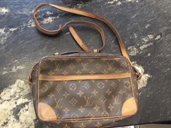 Authentique Sac Bandoulière Louis Vuitton Modèle Trocadéro. Règlement sous 24 h maxiPochette intérieur abîmée...