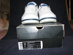 AIR JORDAN 2 RETRO LOW. AIR JORDAN. WHITE, NAVY - UNIV BLUE.