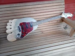 Réalisé à partir dune guitare type stratocaster. -prenez votre pied avec cette guitare originale.