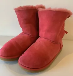 UGG Australia Womens Pink Bailey Bow II Boots Size 6 (3280)In used condition. Showing some toe wear, noticed one pen...