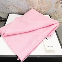 New authentic Gucci lady nest GG wool silk jacquard scarf. Staple accessories come to life with archival Gucci motifs,...