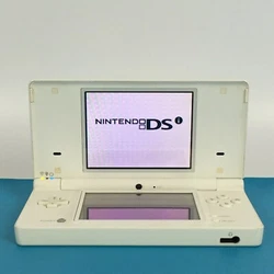 Console Nintendo DSi. Elle présente quelques traces dusure sur la coque. Il y a de légère rayure sur lécran du bas...