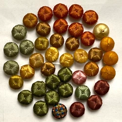 LOT DE 40 BOUTONS ANCIENS. Diamètre 12-13 mm.