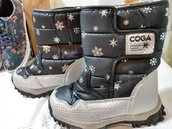 EXCELLENT CONDITION, COGA, gently worn, no signs of wear and tear, sole intact with no signs of wear. White sherpa...