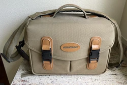 Up for auction is this Quantaray large camera equipment shoulder bag. It measures 12
