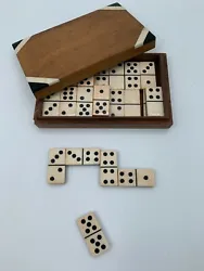 Cette boite de domino est presque complète. Il semble manquer 1 domino. Il comporte 27 pièces. 2 Domino ont leur...