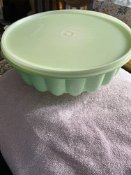 Tupperware Green Jello mold. Good condition