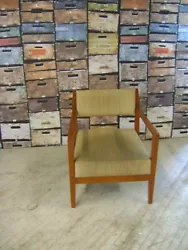 UPHOLSTERED CHAIR. HEIGHT OF CHAIR BACK : 12